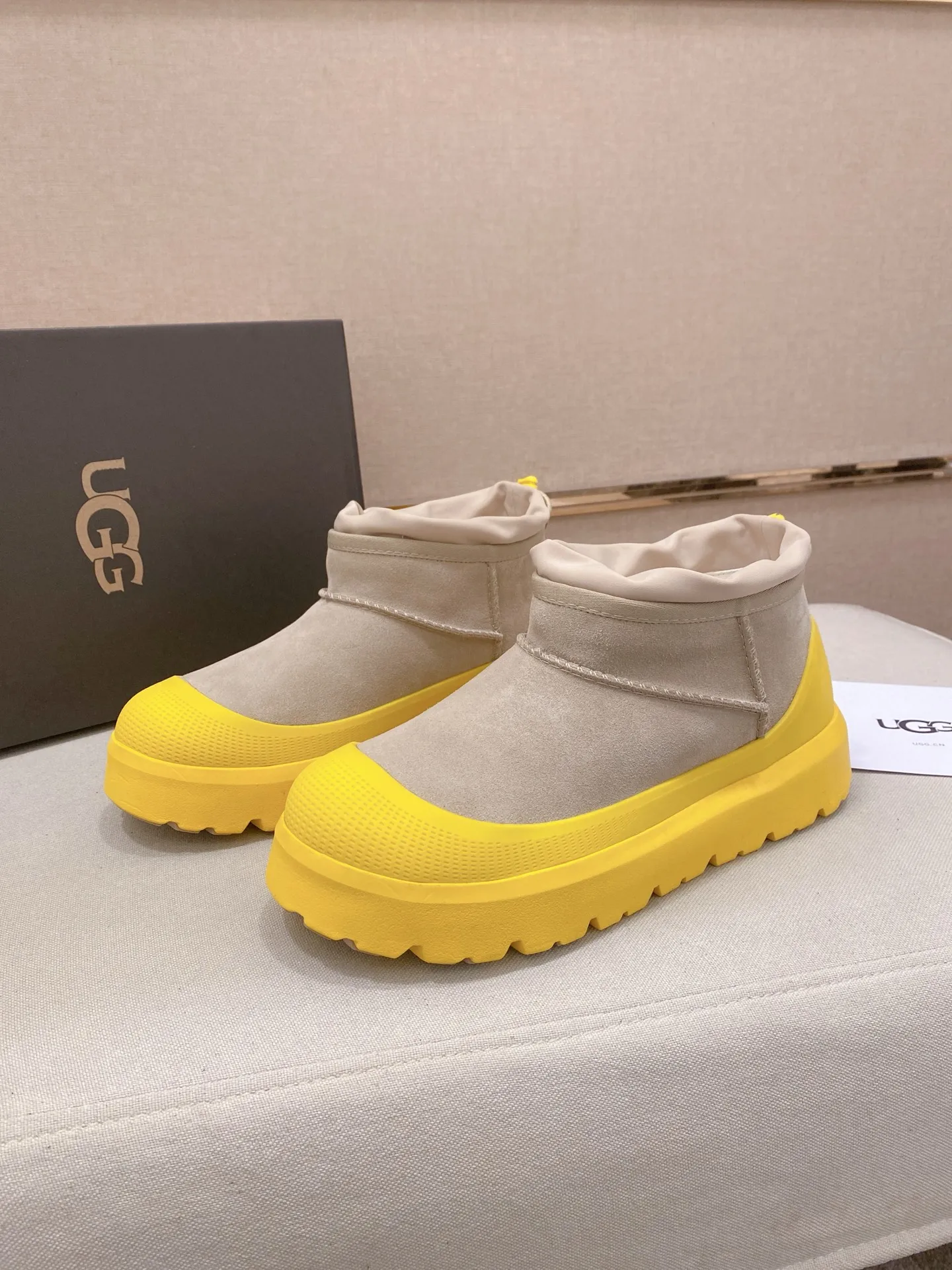 Factory price: 500💰Couple model💏 Same style as Wang Yibo, North American men's shoes Ugg ☃️In the special sale of new high-quality men's shoes snow boots in autumn and winter, the nemesis of extreme cold weather! Made of cowhide leather, merino wool lining, and original outsole, whether driving, outdoor or daily wear, there is always one that suits you! Male and female size: 35-46.